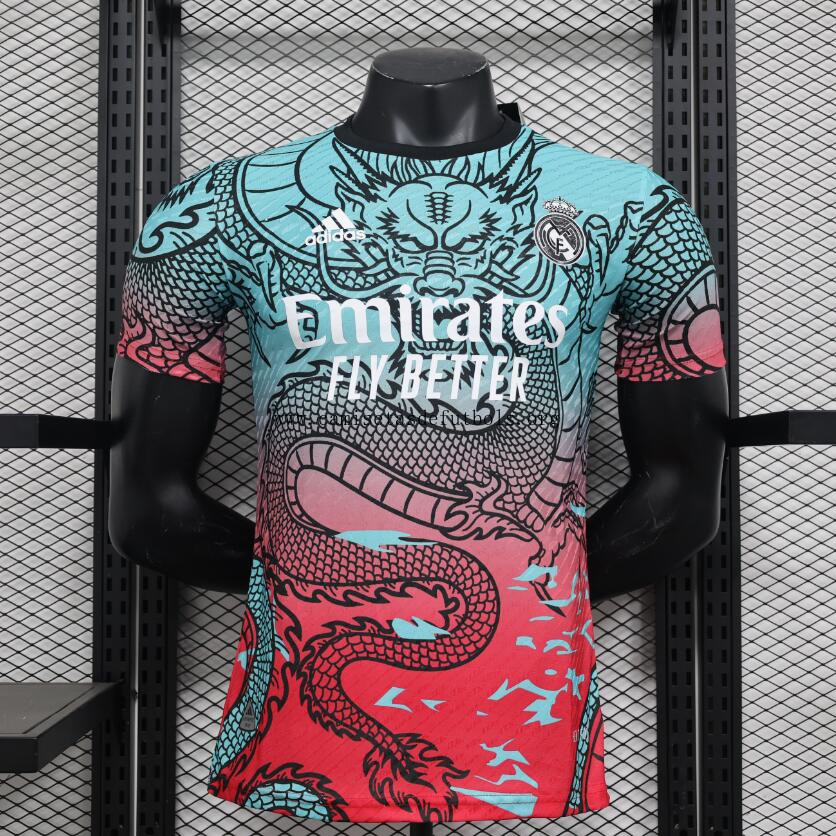 Camiseta Real Madrid Edición Especial AZUL ROJO 24/25 Preciaco espectacular antes de que se acabe