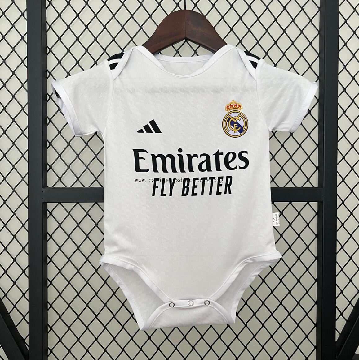 Miniconjunto Baby Primera Equipación Real Madrid 24/25 Benefíciate este chollo rebajado